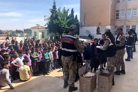 Jandarma köseler ilkokulu nda kitap dağitti