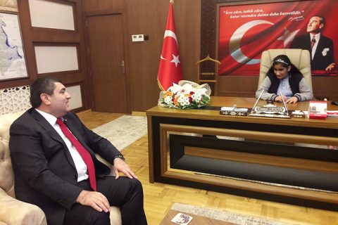 öğrenciler makam koltuklarinda