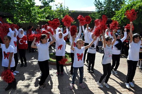 Türk ve suriyeli çocuklarin 23 nisan coşkusu