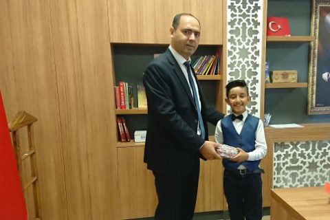 İlçe Milli Eğitim Müdür Vekili Mehmet DEMİR 23 Nisan Kutlamaları çerçevesince koltuğu