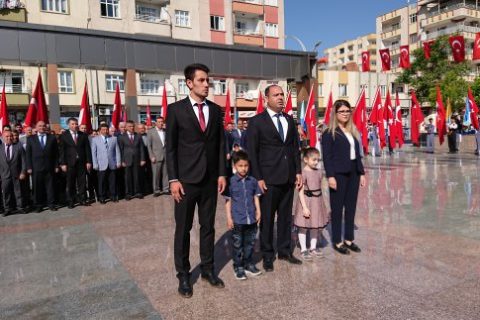 23 Nisan Ulusal Egemenlik Bayramı Kutlamaları Atatürk Büstüne Çelenk Koyma Töreni İle