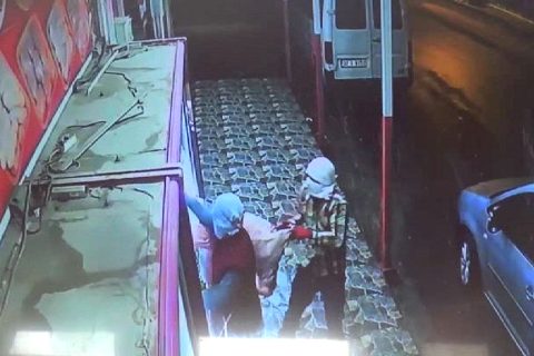 Maskeli beşler kasaptan et çaldi