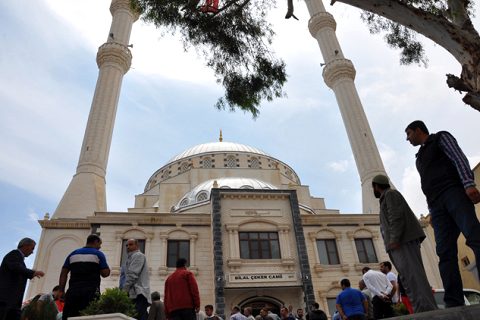 Bilal çeker cami ibadete açildi