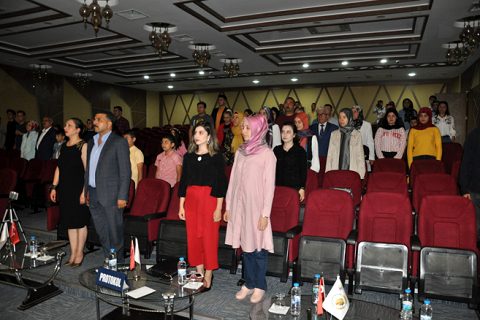 öğrencilerden şiir dinletisi