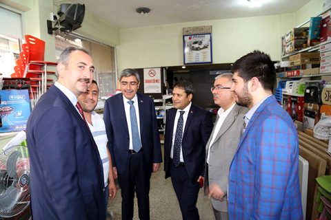 Bakan gül esnafi ziyaret etti