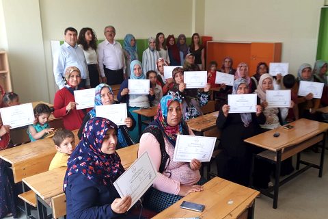 Bayan kursiyerlere belge verildi