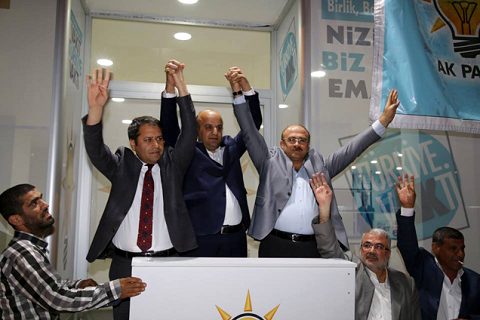 Ak parti seçim koordinasyon merkezi nde insan seli