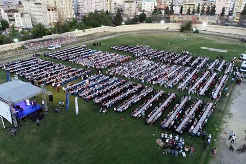 Büyükşehir belediyesi nden iftar yemeği