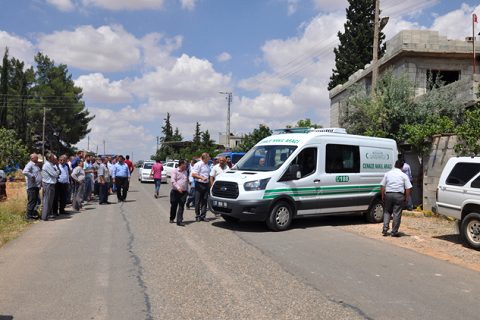 Eşini  kayinpederi ve kayinvalidesini öldürüp  kizini alarak kaçti