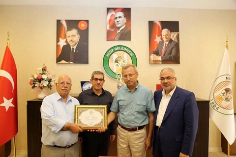 Akdoğan dan hayirsevere plaket