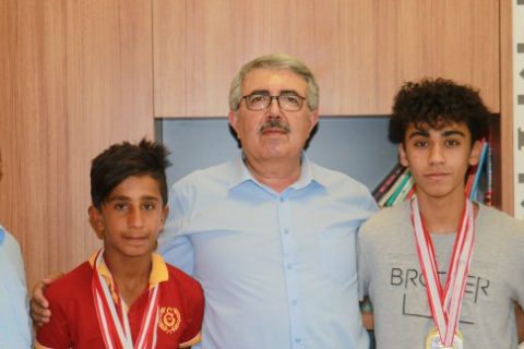 Atletizmde il ve bölgede derece yapan sporcular İlçe Milli Eğitim Müdürümüz Cengiz GÜ
