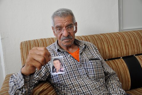 çaresiz baba kaybolan oğlunu ariyor