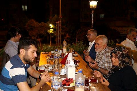 Gazi ve şehit yakinlari onbeş temmuz yemeğinde buluştu