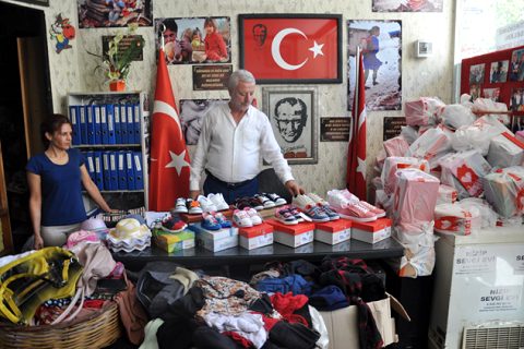 Sevgi evinden çocuklara ayakkabi yardimi