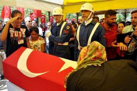 şehit astsubayi kizi asker selamiyla uğurladi