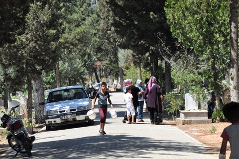 Mezarliklar ziyaretçi akinina uğradi