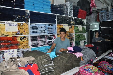 Veliler okul alişverişinde