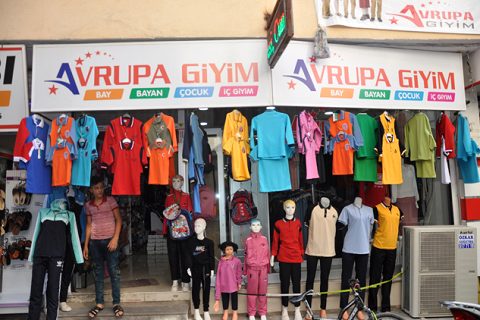 Avrupa giyim okul ürünlerinde iddiali