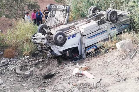 Birecik te kamyonet ile hafif ticari araç çarpişti 4 yarali