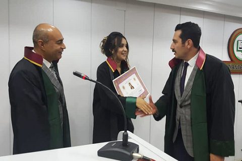Genç avukat bilgiç in ruhsat heyecani