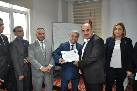 Proje yazma eğitimine katilanlara sertifika