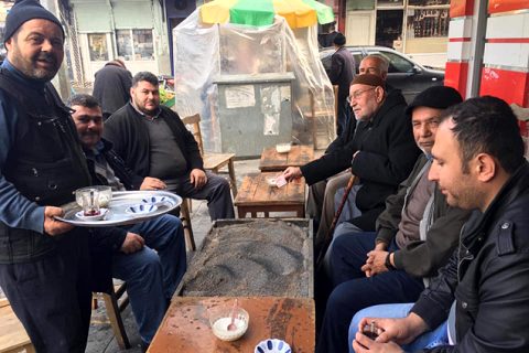 Kişin mangalda çay keyfi