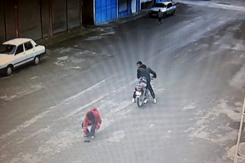 Motosikletli 2 kişi  sahibinin düşürdüğü cüzdanı alıp kaçtı