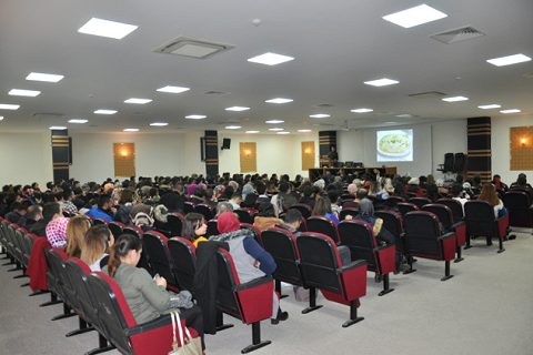 öğretmen adaylari seminerde