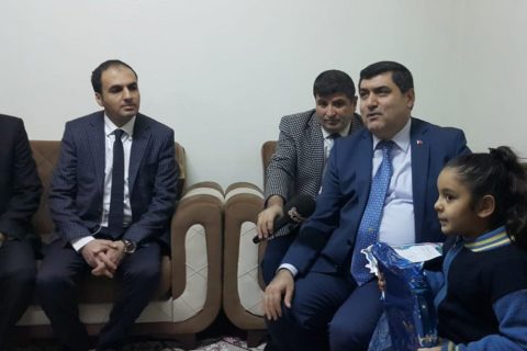 İlçe Kaymakamımız Kemal ŞAHİN, Evde Eğitim Hizmeti Alan Öğrencimize Karnesini Evinde 