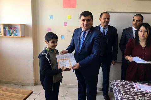 Nizip kaymakami şahin karne dağitti