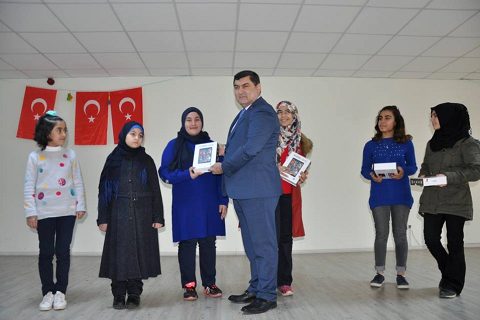 Hadis yarişmasinda dereceye girenler ödül