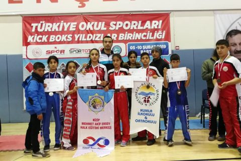 Kumla Ortaokulu öğrencileri ve Bartın ilinde düzenlenen Okul Sporları Yıldızlar Kick 