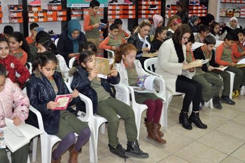 öğrenciler mağazada kitap okudu