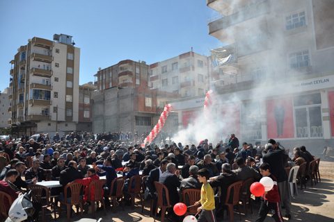Muhtar adayi ahmet ceylan mahalle sakinlerine kebap ikram etti