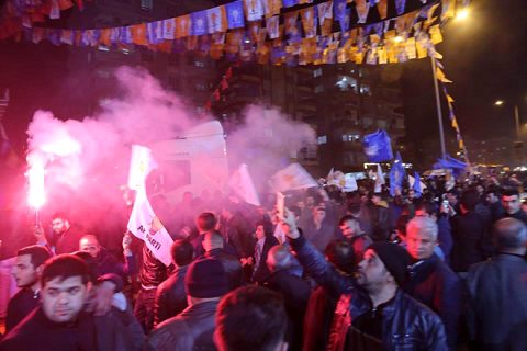 Ak parti seçim bürosu miting meydanlarini aratmiyor