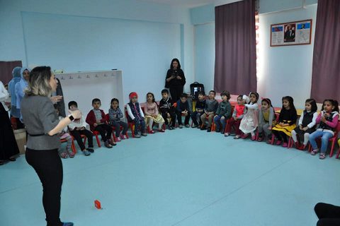 Minikler dans eden ağaç hikayesiyle eğlendi