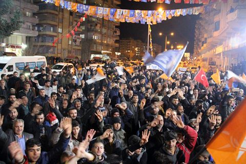 Ak parti seçim koordinasyon merkezine yoğun ilgi