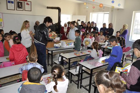 Nizip te 100 öğrenciye kirtasiye ve okuma kitabi desteği