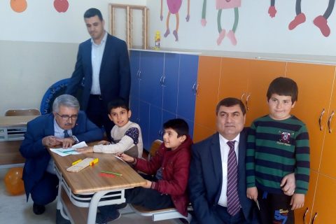 İlçe Kaymakamımız Kemal ŞAHİN´den Otizim Farkındalık Günü Münasebetiyle Otizimli Öğre