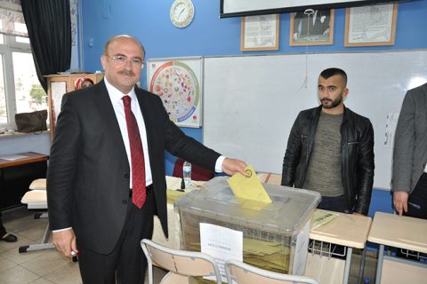 Mehmet sari eşi ile birlikte oy kullandi