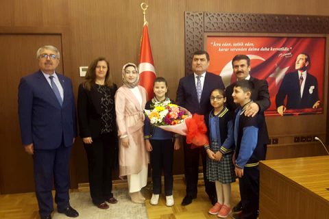 Öğrenciler makam koltuklarında