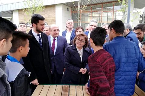 Başkan Şahin Nizip Millet Bahçesini gezdi