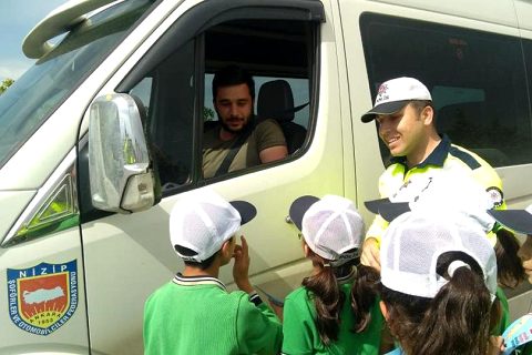 Minik öğrenciler trafik kontrolü yaptilar