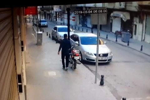 Motosiklet faresi polisten kaçamadi