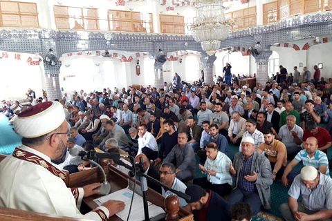 Ramazan ayinin ilk cuma namazina yoğun ilgi