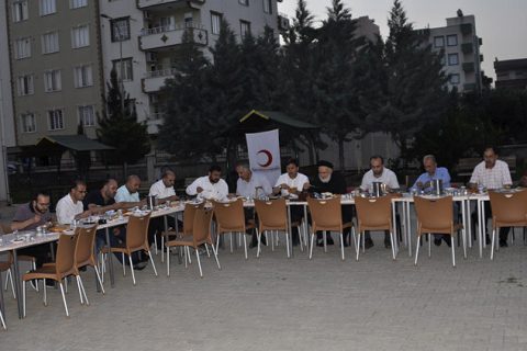 Kizilay dan iftar yemeği