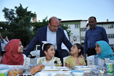 Başkan sari yetimlerle buluştu