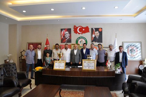 Hokeycilerden başkan sariya ziyaret