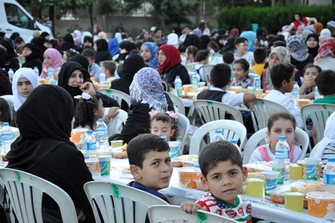 Nizipte suriyeli yetim çocuklara iftar