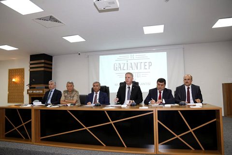 Vali gül muhtarlarla buluştu